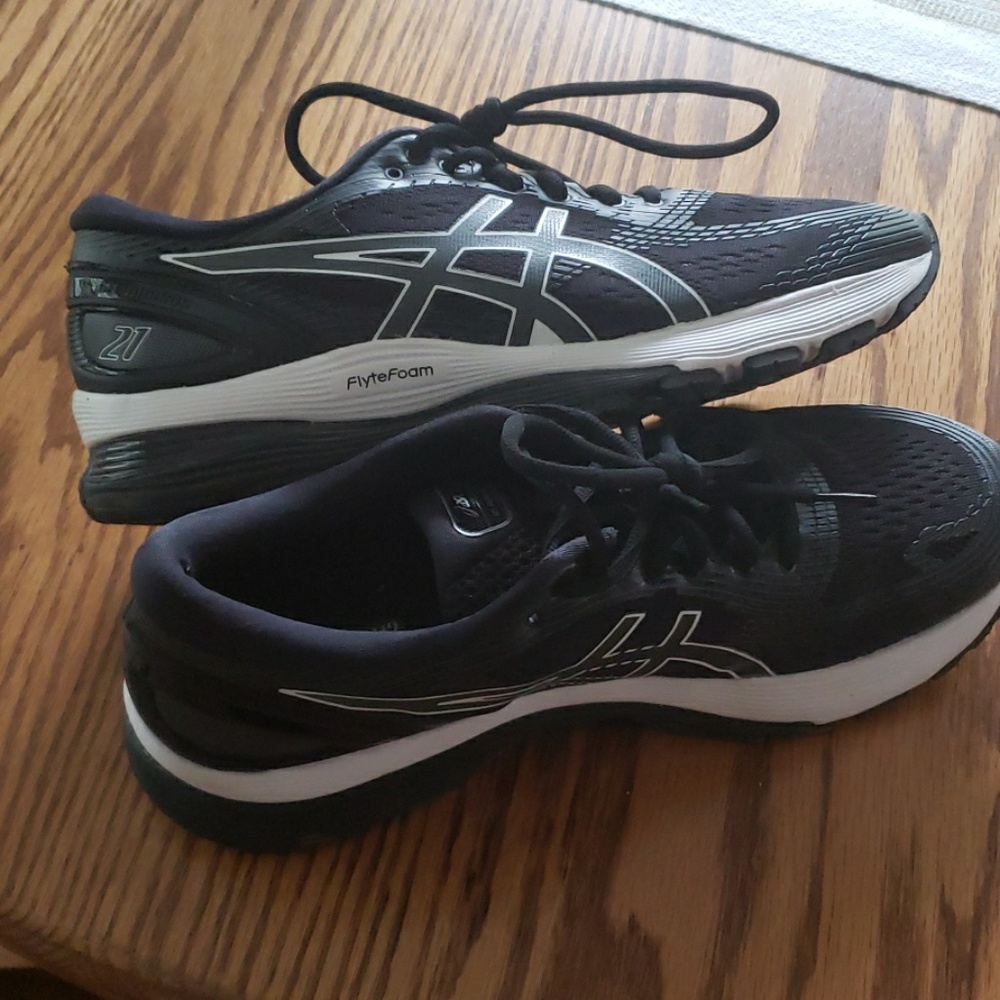 Asics woman Running Gel-Nimbus 21 size 11